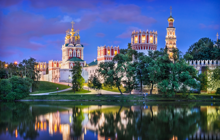 Москва. Новодевичий монастырь. Колокольня Новодевичьего монастыря (на фото – справа Москва. Новодевичий монастырь. Колокольня Новодевичьего монастыря (на фото – справа